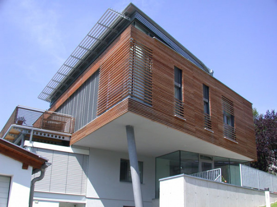 Die Geschichte vom Haus W.-Holzlamellen umrahmen das Gebäude